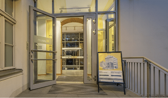 Eingang Museum Lichtenberg mit geöffneter Tür und Blick ins Museum