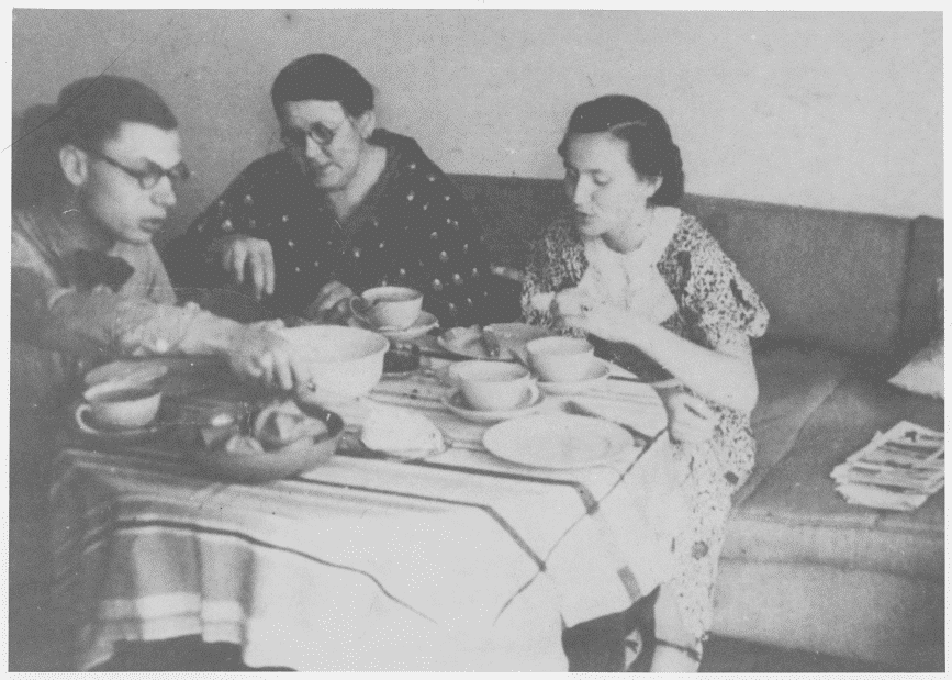  Ilse Stöbe (rechts) mit Kurt Müller und Frieda Stöbe, 1930er Jahre, Foto: Gedenkstätte Deutscher Widerstand